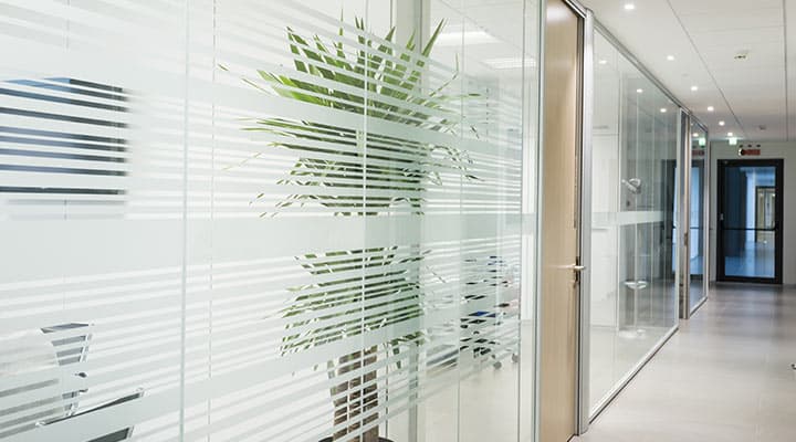 Dlaczego warto wybrać szklane drzwi i ścianki działowe do biura?